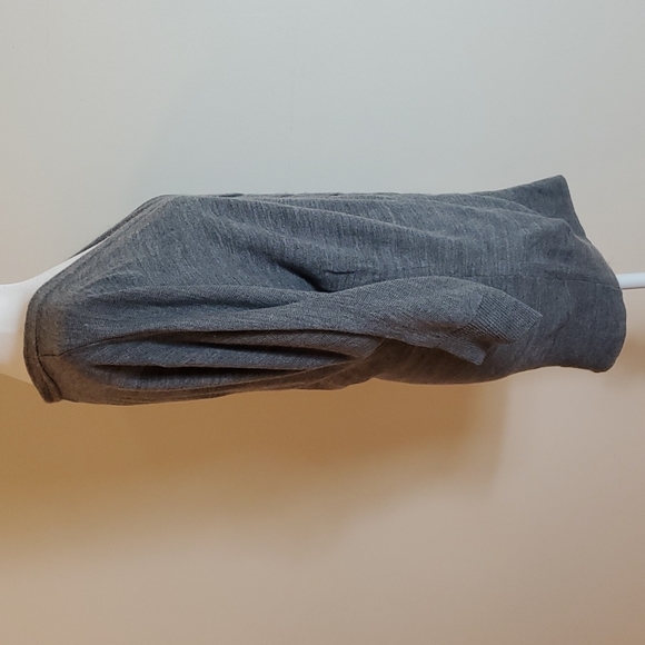 New York & Co. gray v neck sweater size medium - Picture 4 of 8